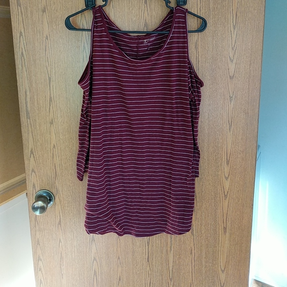 Cold shoulder tee